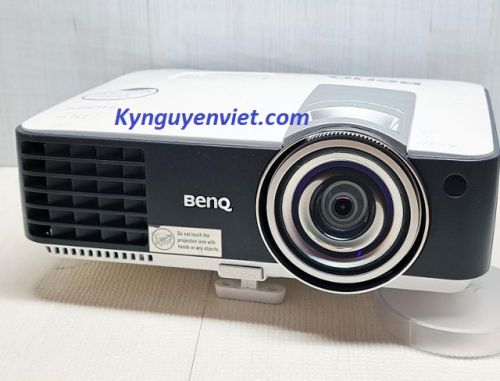 Máy chiếu BenQ MW817st cũ (chiếu gần)